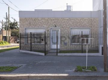 Casa · 90m² · 4 Ambientes · 1 Cochera · Casa en Venta en Los Hornos de 3 Dorm.