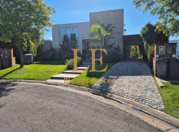 Casa · 240m² · 5 Ambientes · 5 Cocheras · Venta Casa Puertos del Lago