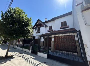 Casa · 219m² · 4 Ambientes · 1 Cochera · Casa en Versalles