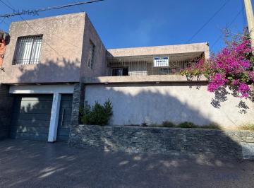 Casa · 198m² · 4 Ambientes · 1 Cochera · Casa en Barrio Jardin