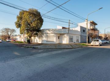 Casa · 115m² · 2 Dormitorios · 1 Cochera · Venta Casa en Esquina Barrio Belgrano