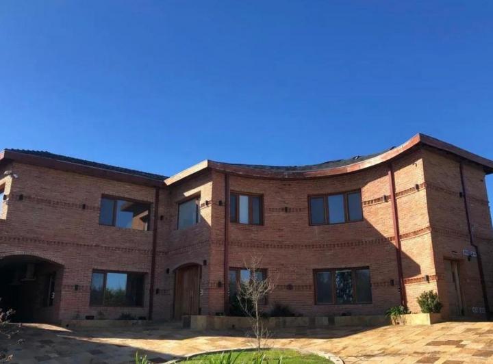 Casa · 550m² · 6 Ambientes · 4 Cocheras
