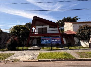 Casa de 3 ambientes Alquiler $ 1.800.000 · En Alquiler Chalet 5 Amb con Fondo Libre, Jardin, Cochera, Pileta y Quincho en Adrogue