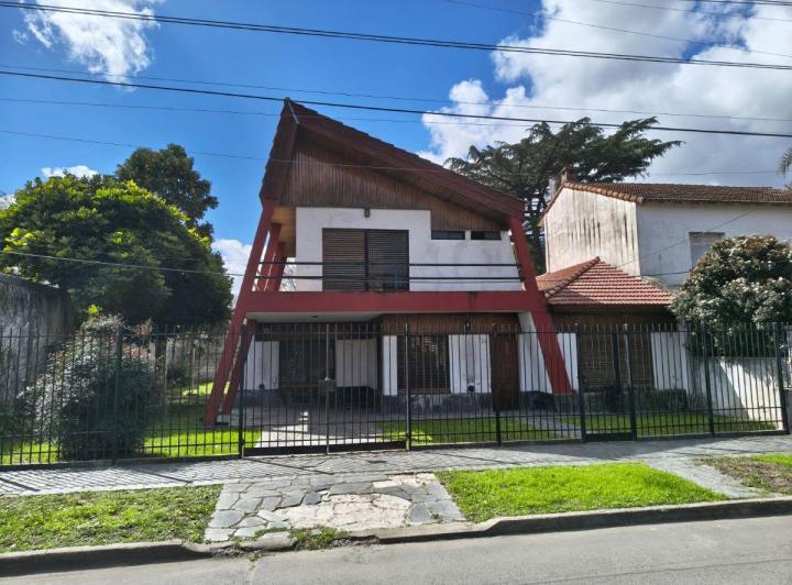 Casa · 200m² · 3 Ambientes · 2 Cocheras