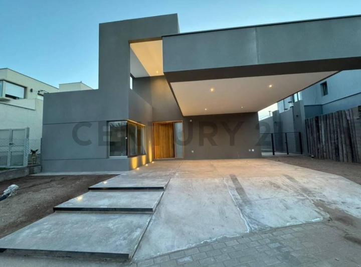 Casa · 204m² · 8 Ambientes · 2 Cocheras