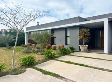 Casa · 144m² · 4 Ambientes · 2 Cocheras · Casa en Venta en San Sebastián Pilar 4 Ambientes