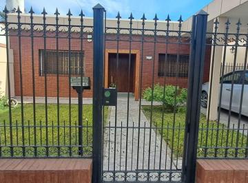 Casa · 117m² · 5 Ambientes · 1 Cochera · Casa 5 Ambientes, Quincho, Jardin y Pileta