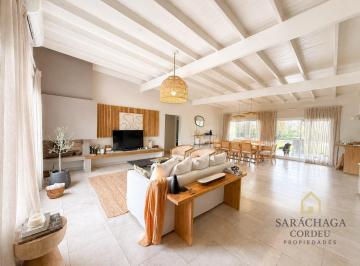 Casa · 162m² · 5 Ambientes · 2 Cocheras · Excelente Casa en Venta, en Una Planta. Barrio San Matias