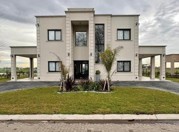 Casa · 175m² · 5 Ambientes · 3 Cocheras · Casa en Barrio Santa Clara Al Sur, San Vicente. Impecable!