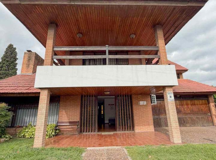 Casa · 272m² · 8 Ambientes · 3 Cocheras