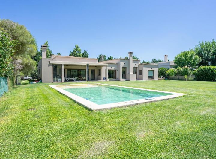 Casa · 215m² · 3 Dormitorios · 2 Cocheras