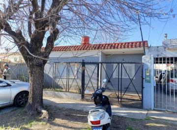 Casa de 4 ambientes, Lomas de Zamora · Casa en Alquiler – Excelente Ubicación, Próxima Al Parque de Lomas