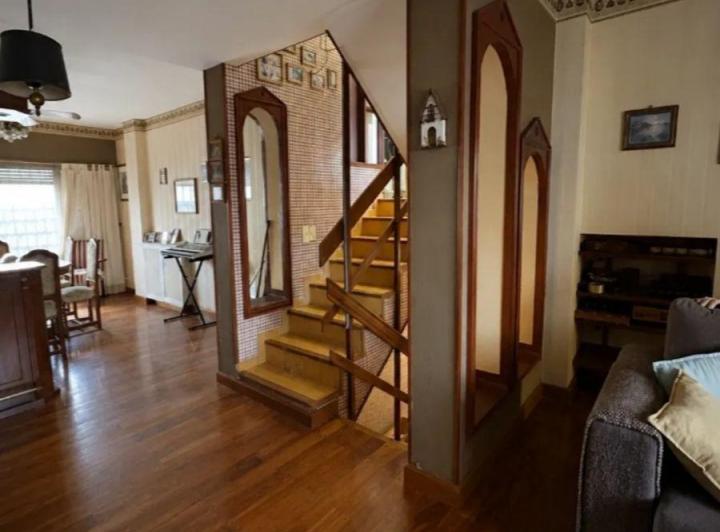 Casa · 250m² · 5 Ambientes · 2 Cocheras