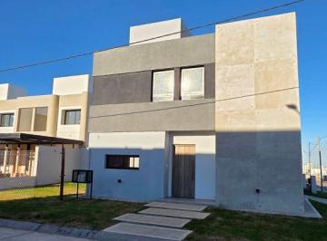 Casa de 4 ambientes, Córdoba · Vendo Casa 3 Dorm., 3 Baños, Patio y Cochera en Docta Av