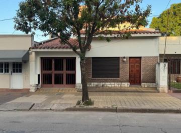 Casa · 191m² · 4 Ambientes · 1 Cochera · Venta casa tres Dorm. centro esperanza