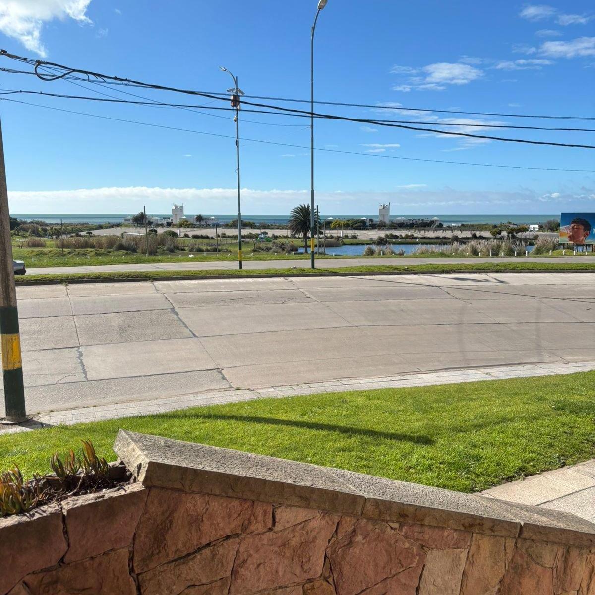 Departamento 3 ambientes lateral en edificio frente al mar con cochera – Punta Mogotes