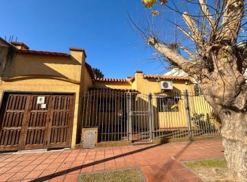 Casa · 82m² · 3 Ambientes · 2 Cocheras · Casa 3 Ambinetes con Cochera y Parque, Berazategui en Venta