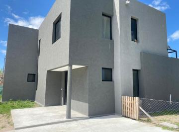 Casa · 240m² · 4 Ambientes · 1 Cochera · Casa en Alquiler en El Cantón Islas, El Cantón, Escobar