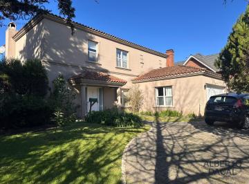 Casa · 284m² · 3 Dormitorios · 2 Cocheras · Casa en Abril