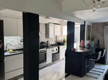 Casa de 4 ambientes, Almirante Brown · Venta Triplex 4 Amb en Adrogue Village