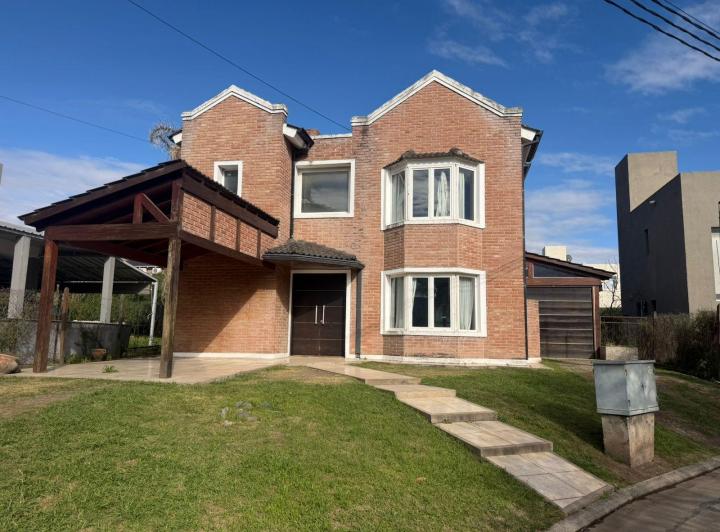 Casa · 220m² · 3 Ambientes · 2 Cocheras
