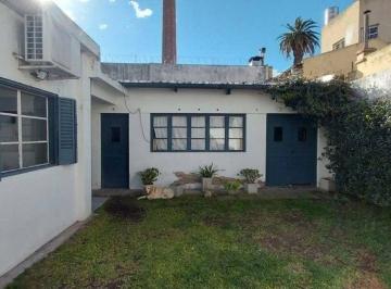 Casa de 4 ambientes, Coghlan · Venta Casa con Local en Lote Propio!