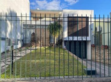 Casa · 230m² · 5 Ambientes · 4 Cocheras · Casa de 5 Ambientes con Amplio Parque, Piscina, Garage, Parrilla, Balcón Aterrazado y Lavadero