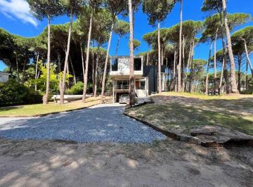 Casa · 287m² · 7 Ambientes · 2 Cocheras · Casa Venta Carilo