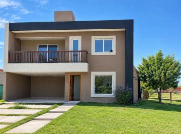 Casa · 210m² · 5 Ambientes · 2 Cocheras · Casa 4 Ambientes Venta Santo Domingo, San Vicente