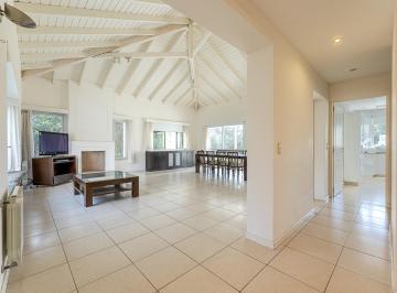 Casa · 1200m² · 9 Ambientes · 2 Cocheras · Casa de 4 Dorm. en Kentucky en Alquiler