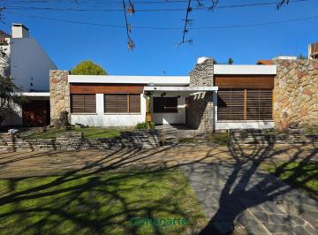 Casa · 263m² · 4 Ambientes · 1 Cochera · Oportunidad Para Inversores – Castelar Norte - 600 m² Lote