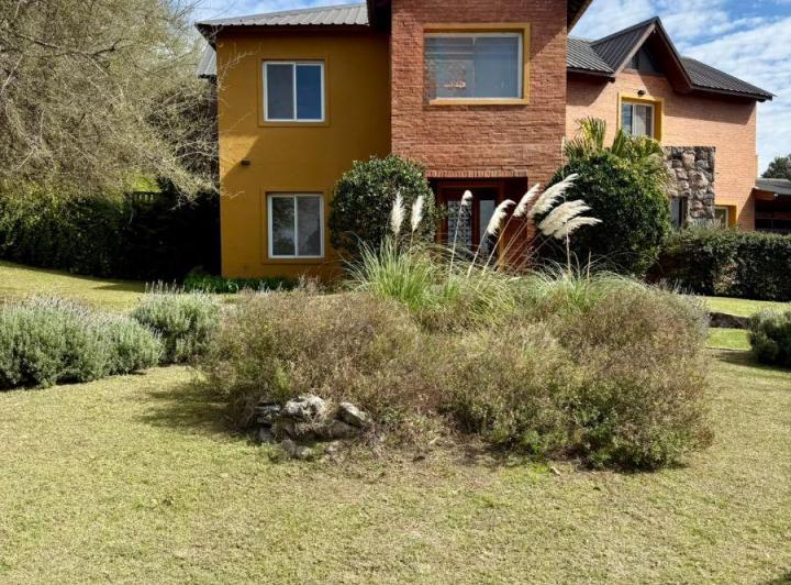 Casa · 230m² · 5 Ambientes · 2 Cocheras