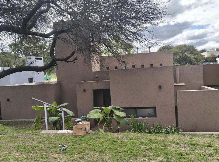 Casa · 100m² · 5 Ambientes · 1 Cochera
