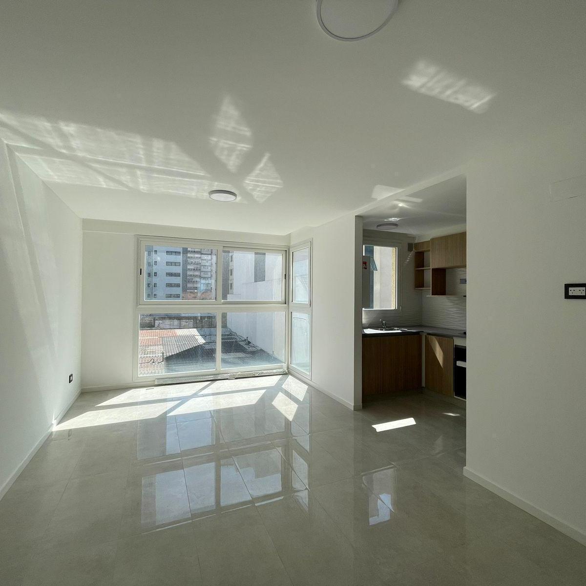 Venta de moderno semipiso de dos ambientes, zona La Perla