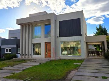 Casa · 184m² · 4 Ambientes · 3 Cocheras · Brisas de Adrogué - Casa en Alquiler