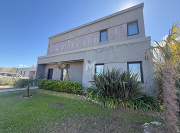 Casa · 550m² · 4 Ambientes · 3 Cocheras · Casa en Venta en Santa Elisa
