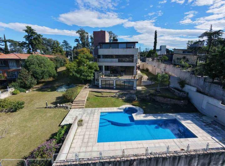 Casa · 500m² · 8 Ambientes · 2 Cocheras