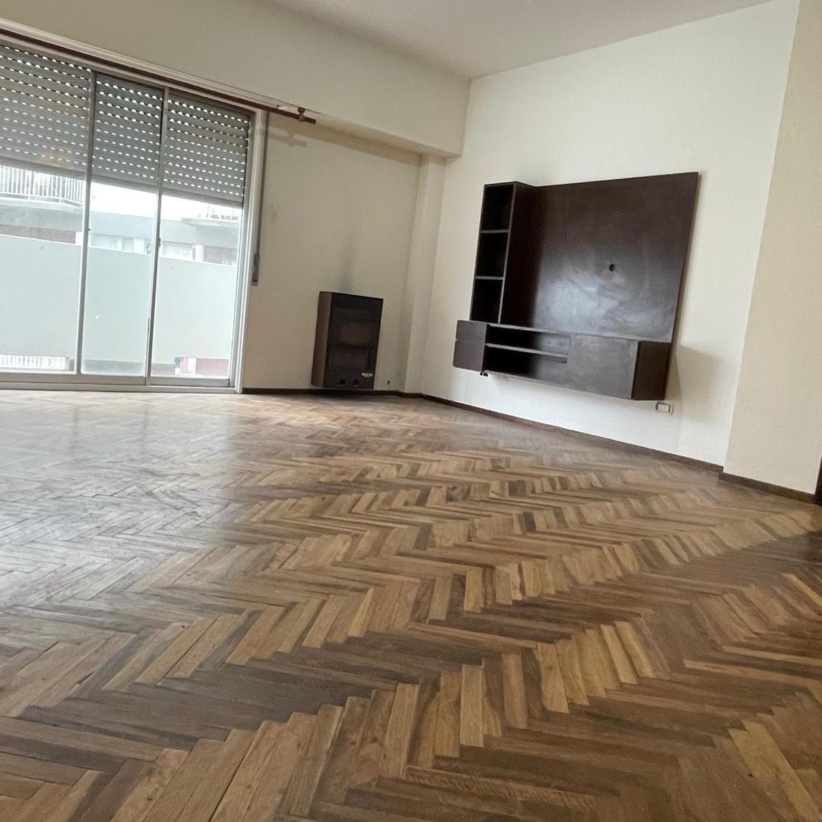 Departamento de 3 ambientes con una superficie total de 67 m², ubicado en un piso 10, que ofrece una excelente vista panorámica abierta hacia la ciudad.