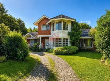 Casa · 205m² · 5 Ambientes · 1 Cochera · Casa Chalet en Venta en Mapuche Country Club, Pilar, G. B. a. Zona Norte