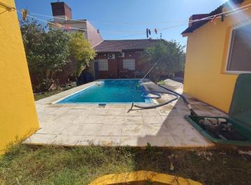 Casa de 5 ambientes, La Matanza · Chalet de Categoria en Excelente Estado y Ubicacion - Piscina y Quincho de Lujo