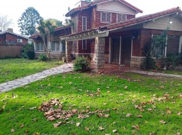 Casa · 230m² · 8 Ambientes · 6 Cocheras · Hermosa Casa en Venta con Gran Jardin y 6 Dorm. en Longchamps