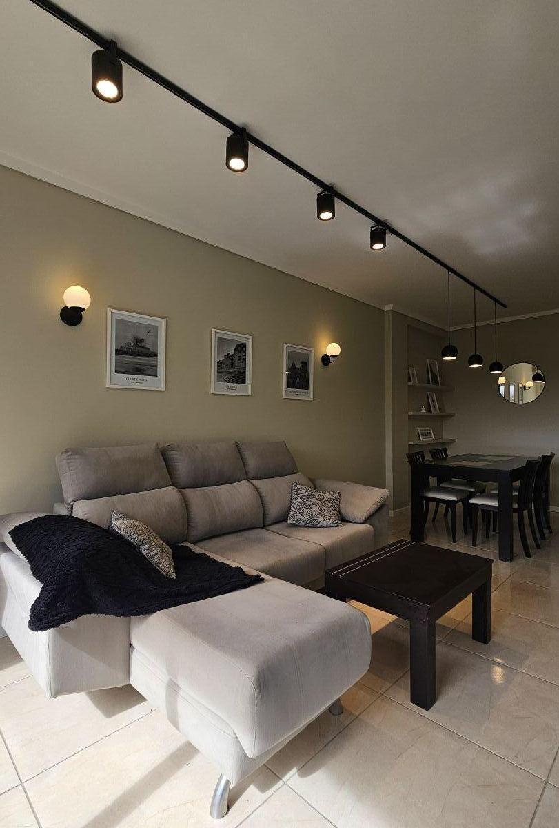 Departamento de 2 ambientes ubicado en tercer piso sobre Avenida Colón, frente a Plaza Colón, con balcón saliente y vista abierta.
