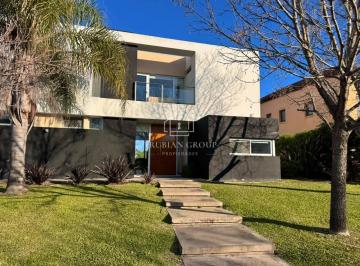 Casa · 240m² · 5 Ambientes · 1 Cochera · Casa en Alq. Temporario en San Benito, Villanueva, Tigre