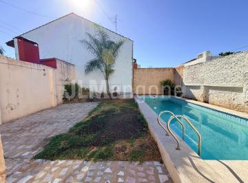 Casa · 130m² · 5 Ambientes · 3 Cocheras · Casa 5 Amb con Cocheras, Parque y Piscina