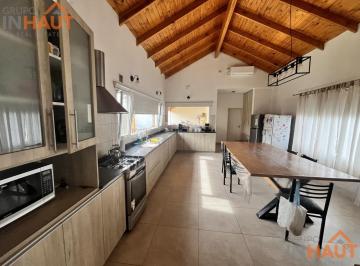 Casa · 400m² · 5 Ambientes · 2 Cocheras · Venta de Casa Tres Dorm. Fernandez Oro