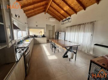 Casa · 400m² · 5 Ambientes · 2 Cocheras · Venta de Casa Tres Dorm. Fernandez Oro