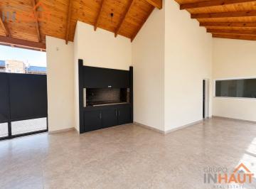 Casa · 400m² · 5 Ambientes · 2 Cocheras · Venta de Casa Tres Dorm. Fernandez Oro