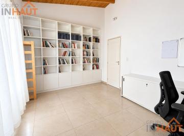 Casa · 400m² · 5 Ambientes · 2 Cocheras · Venta de Casa Tres Dorm. Fernandez Oro
