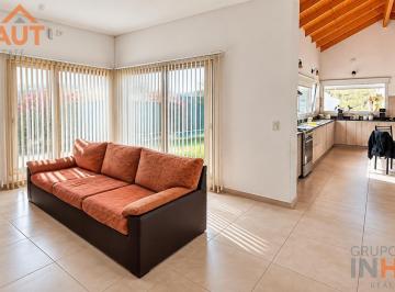 Casa · 400m² · 5 Ambientes · 2 Cocheras · Venta de Casa Tres Dorm. Fernandez Oro
