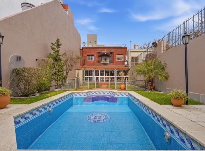 Casa · 327m² · 6 Ambientes · 2 Cocheras